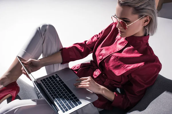 Attractive girl using laptop — Stock Photo, Image