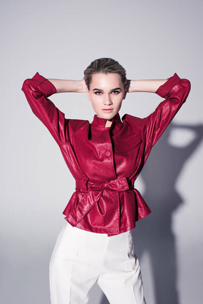 Девушка позирует для фотосессии
