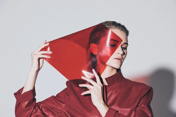 Kırmızı filtreli çekici moda kız — Stok fotoğraf