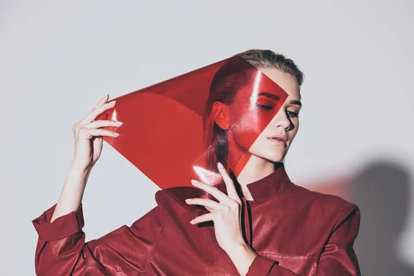 Menina elegante atraente com filtro vermelho — Fotografia de Stock