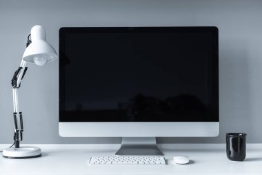 çalışma yeri ile bilgisayar ve masa lambası 