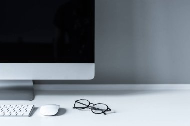 gözlük ve bilgisayar fare ile klavyenin üzerindeki çalışma tablosu