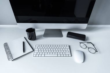 klavye, bilgisayar fare ve defter genel gider görünümünü