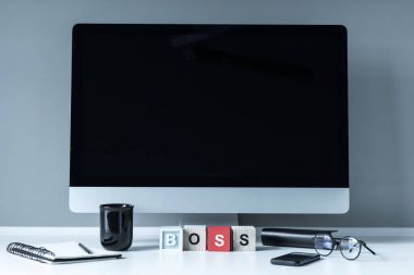 bilgisayar ve tahta küpleri ile kelime patron masasında