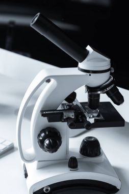 Beyaz ve siyah mikroskobunun çalışma tablosu