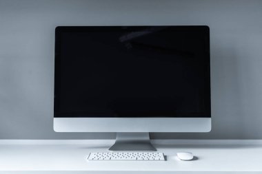 siyah ekran ve klavye masada olan bilgisayar