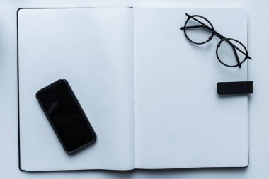 smartphone ve gözlük üstten görünüm açık dizüstü