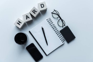 defter ve kalem ile kelime sabit ahşap küpleriyle Üstten Görünüm