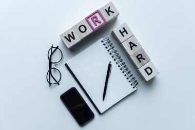 kelime iş zor ve defter ile tahta küpleri havai görünümü tablo