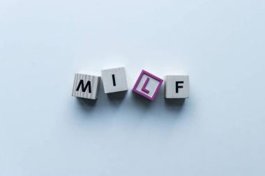 Mavi masa üzerinde kelime MILF ile tahta küpler Üstten Görünüm