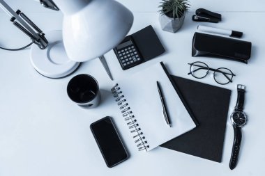 yükü göster tablo smartphone ve defter ile çalışma