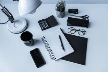 defter ve kalem genel gider görünümünü çalışma tablosu üzerinde