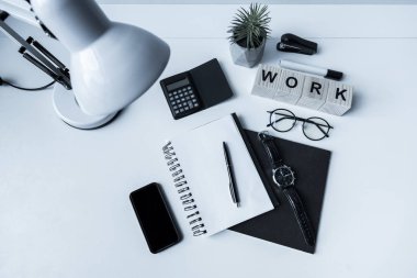 yükü göster tablo word çalışma ile tahta küpleri ile çalışma