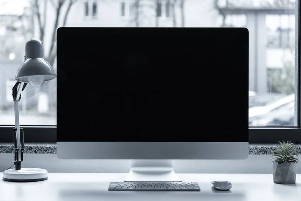 Mesa Trabalho Com Computador Frente Janela — Fotografia de Stock