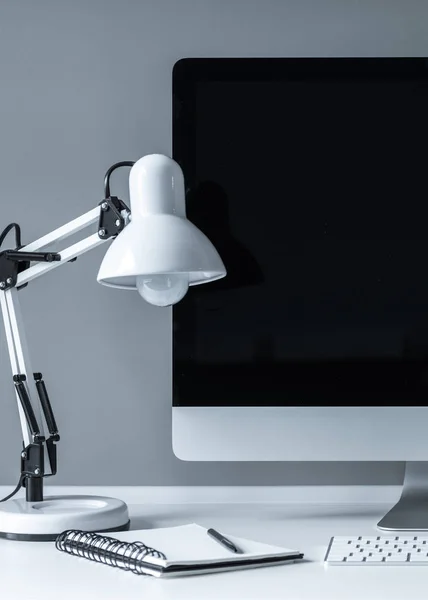 Weiße Tischlampe Und Computer Mit Schwarzem Bildschirm — Stockfoto