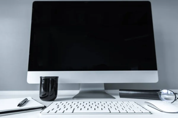 Рабочее Место Компьютером Черной Чашкой Ноутбуком — стоковое фото