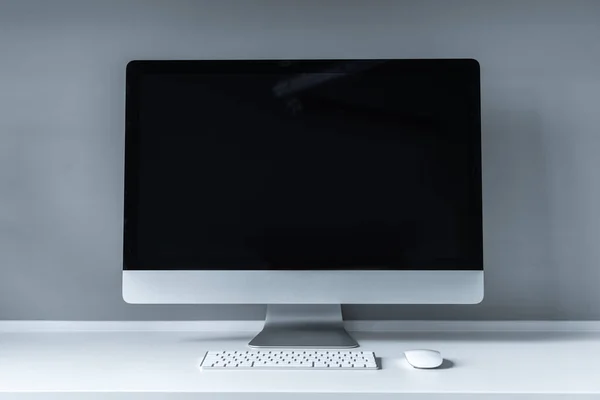 Ordinateur Avec Écran Noir Clavier Sur Table — Photo