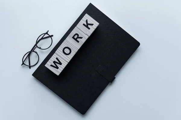 Κάτοψη Του Μαύρο Σημειωματάριο Και Κύβους Λέξη Εργασία — Φωτογραφία Αρχείου