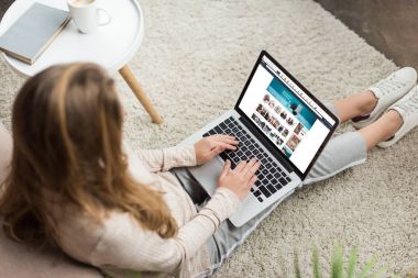 kadının evde yüksek açılı görünüş katta oturan ve dizüstü ekran üzerinde amazon Web ile kullanma