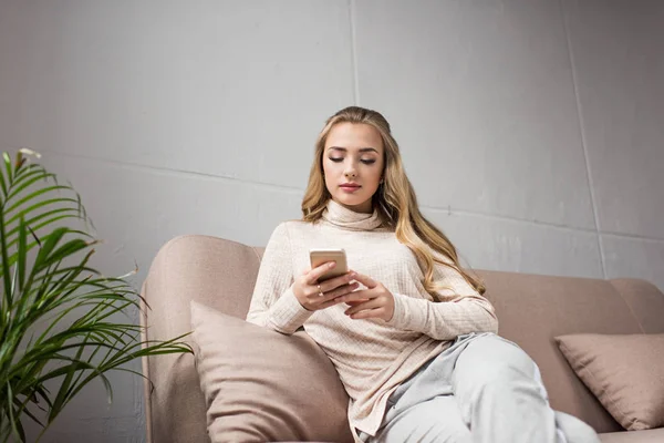 Mujer Joven Relajada Usando Teléfono Inteligente Sofá Casa — Foto de Stock