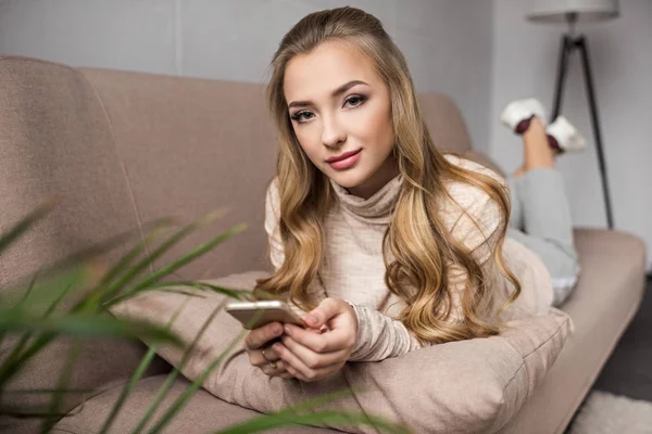 Hermosa Mujer Usando Teléfono Inteligente Acogedor Sofá Casa — Foto de Stock