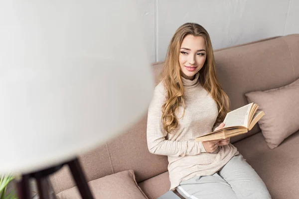 Heureuse Jeune Femme Avec Livre Sur Canapé Confortable Maison Regardant — Photo
