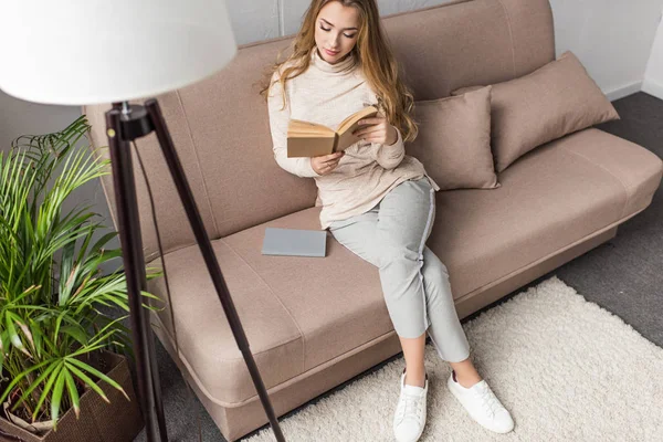 High Angle View Young Woman Reading Book Cozy Couch Home — Stock Photo, Image