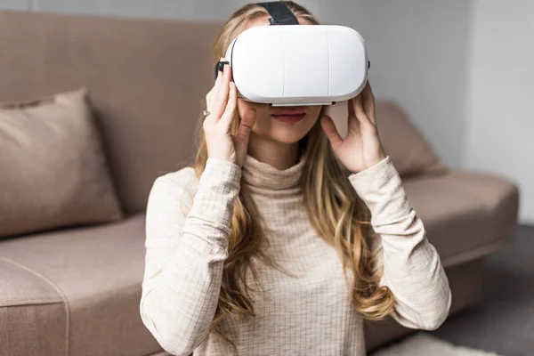 Bela Jovem Mulher Realidade Virtual Fone Ouvido Casa — Fotografia de Stock