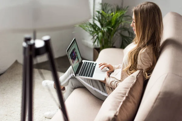 Kvinnan Hemma Sitter Soffan Och Använder Laptop Med Youtube Webbplatsen — Stockfoto