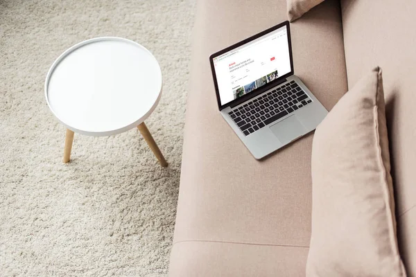 High Angle View Laptop Standing Cozy Couch Airbnb Website Screen — Stock Photo, Image