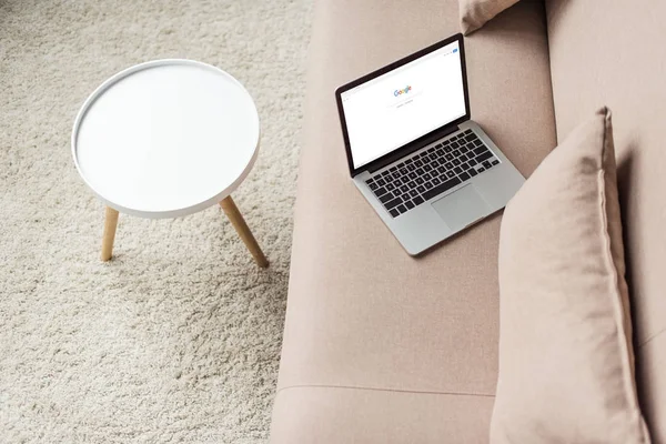 Hochwinkel Ansicht Des Laptops Auf Gemütlicher Couch Mit Google Website — Stockfoto
