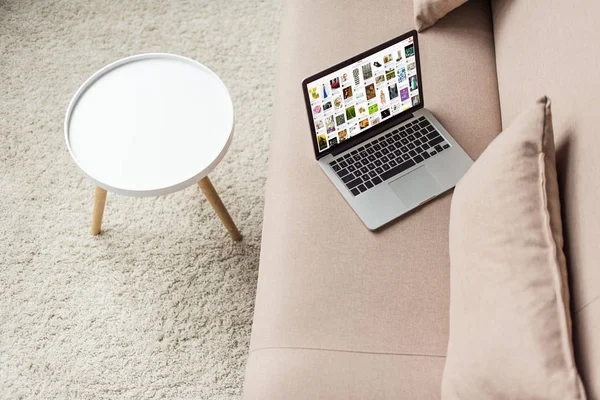 High Angle View Laptop Standing Cozy Couch Pinterest Website Screen — Stock Photo, Image