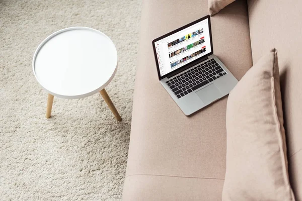 High Angle View Laptop Standing Cozy Couch Youtube Website Screen — Stock Photo, Image