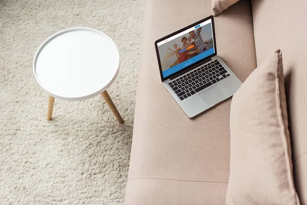 Magas Szög Kilátás Laptop Állva Hangulatos Kanapén Couchsurfing Honlap Képernyőn — Stock Fotó
