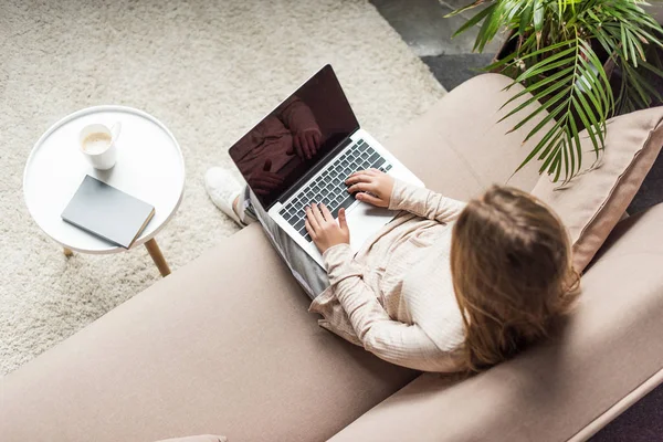 Visão Alto Ângulo Jovem Mulher Que Trabalha Com Laptop Casa — Fotografia de Stock