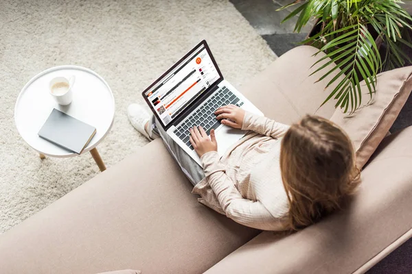 Visão Alto Ângulo Mulher Casa Sentado Sofá Usando Laptop Com — Fotografia de Stock