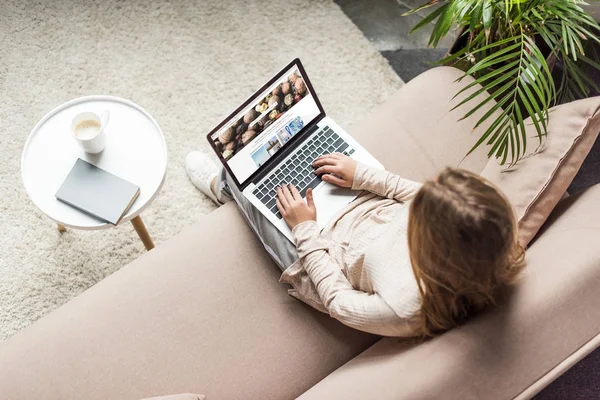 Wysoki Kąt Widoku Kobiety Domu Siedzi Kanapie Pomocą Laptopa Shutterstock — Zdjęcie stockowe