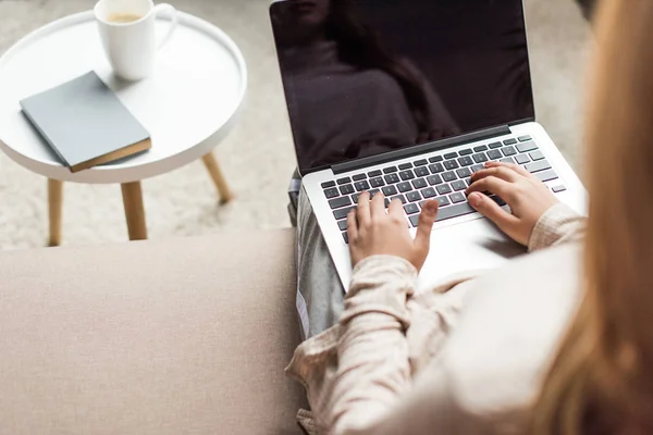 Cropped Shot Young Woman Working Laptop Couch — Stock Photo, Image