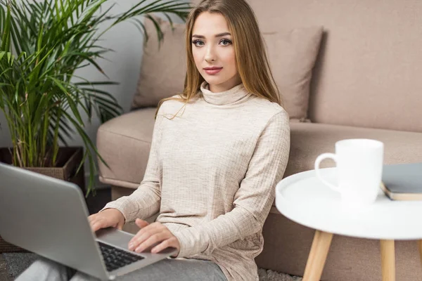 Ung Kvinna Som Arbetar Med Bärbar Dator Hemma — Stockfoto