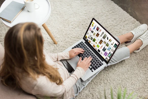 高角度的妇女在家里坐在地板上 并使用笔记本电脑与 Pinterest 网站在屏幕上 — 图库照片