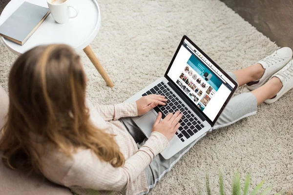 High Angle View Woman Home Sitting Floor Using Laptop Amazon — Stock Photo, Image