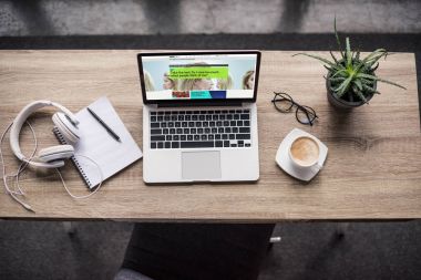 bbc Web sitesi ile modern işyerinde laptop ayakta ekranda yukarıdan