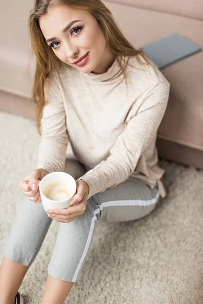 High Angle View Beautiful Young Woman Sitting Floor Cup Coffee — Free Stock Photo