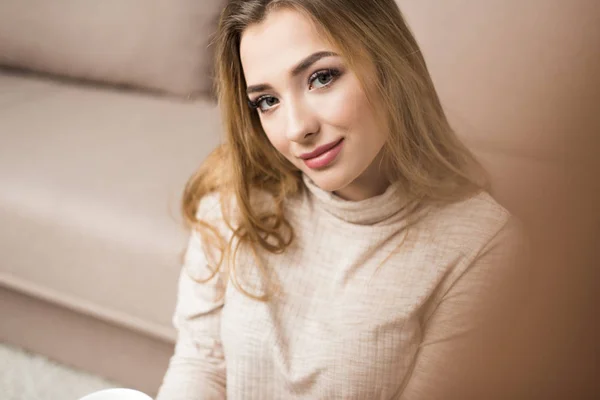 Nahaufnahme Porträt Einer Schönen Jungen Frau Warmen Pullover Hause — Stockfoto