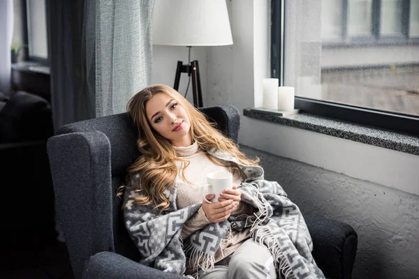 Attraktive Junge Frau Trinkt Kaffee Sessel Neben Dem Fenster — Stockfoto