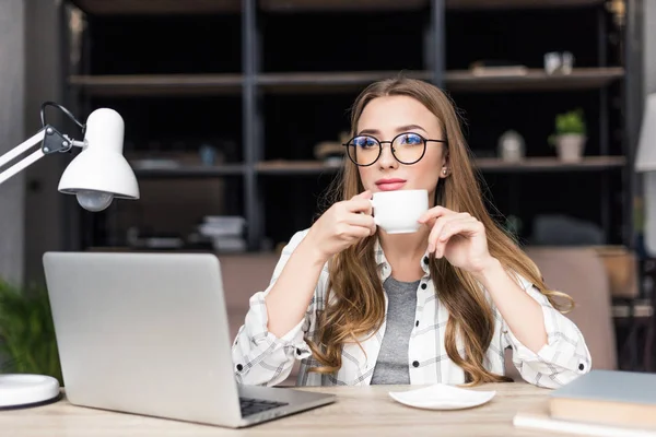 Nachdenkliche Junge Geschäftsfrau Trinkt Kaffee Arbeitsplatz — Stockfoto