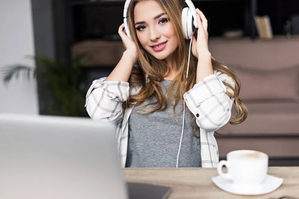 Lächelnde Junge Frau Die Arbeitsplatz Mit Kopfhörern Musik Hört Und — Stockfoto