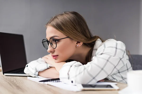 Ennuyé Jeune Étudiante Assise Sur Lieu Travail Regardant Loin — Photo