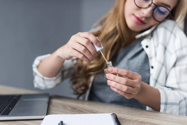 Mujer Joven Abriendo Esmalte Uñas Mientras Habla Por Teléfono — Foto de stock gratis