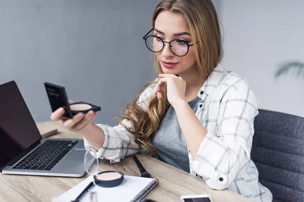 Bella Giovane Donna Guardando Specchio Trucco Sul Posto Lavoro — Foto Stock